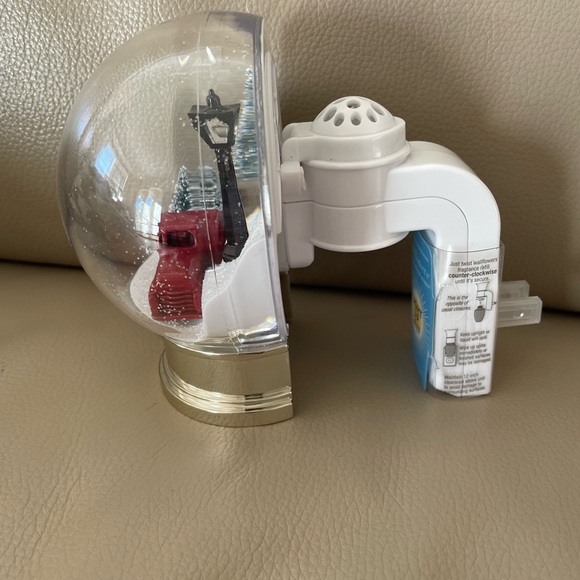 NWT Bath & Body Works RED TRUCK & LIGHT Snow Globe Wallflower Plug In Lights Up - Picture 3 of 8